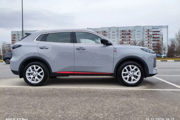Серый Changan UNI-S на колёсах, оставшихся от Nissan X-Trail