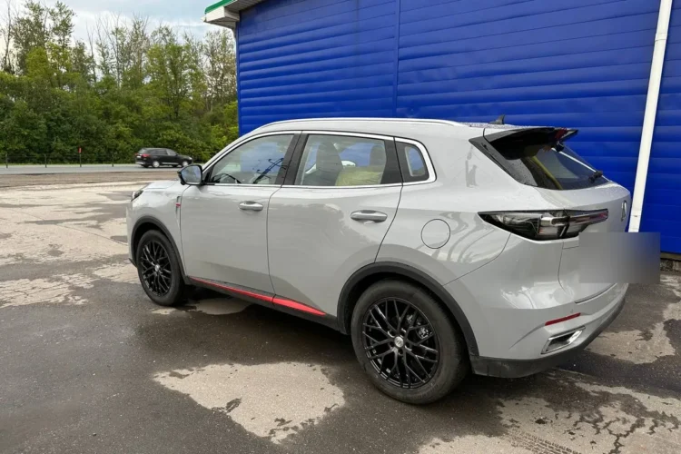 Белый Changan UNI-S сзади на дисках 7,5J R19