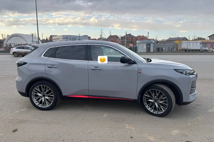 Серый Changan UNI-S с таксомоторной раскраской на дисках R20