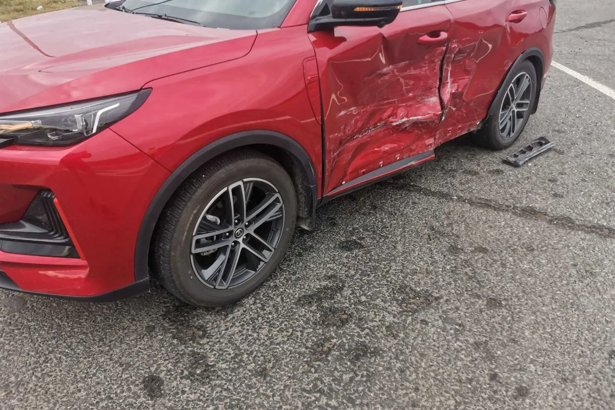 Changan UNI-S с повреждённым левым бортом после ДТП