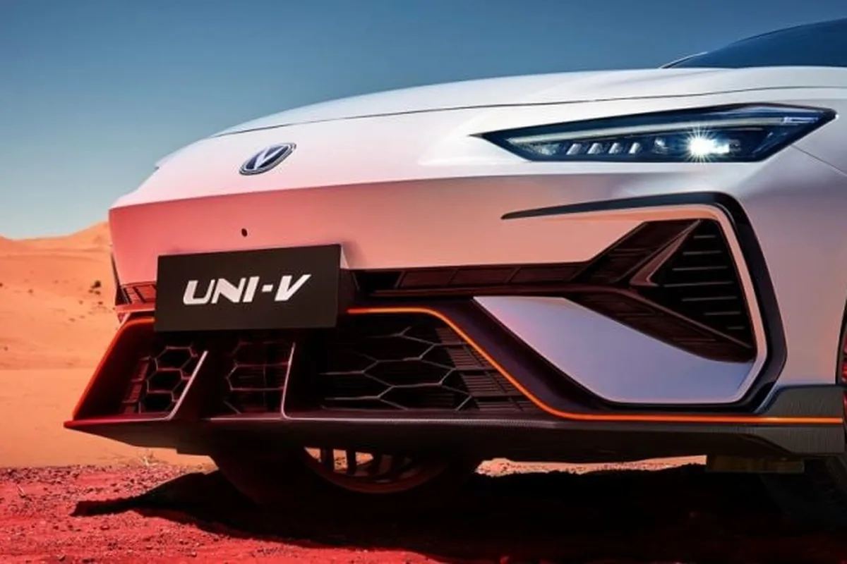 Открытая крышка багажника Changan UNI-V вместе со стеклом
