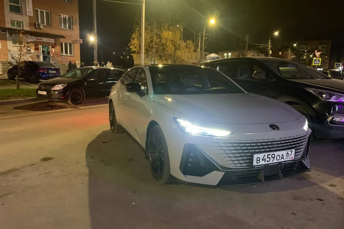 Панорамная крыша Changan UNI-V, затянутая защитной плёнкой