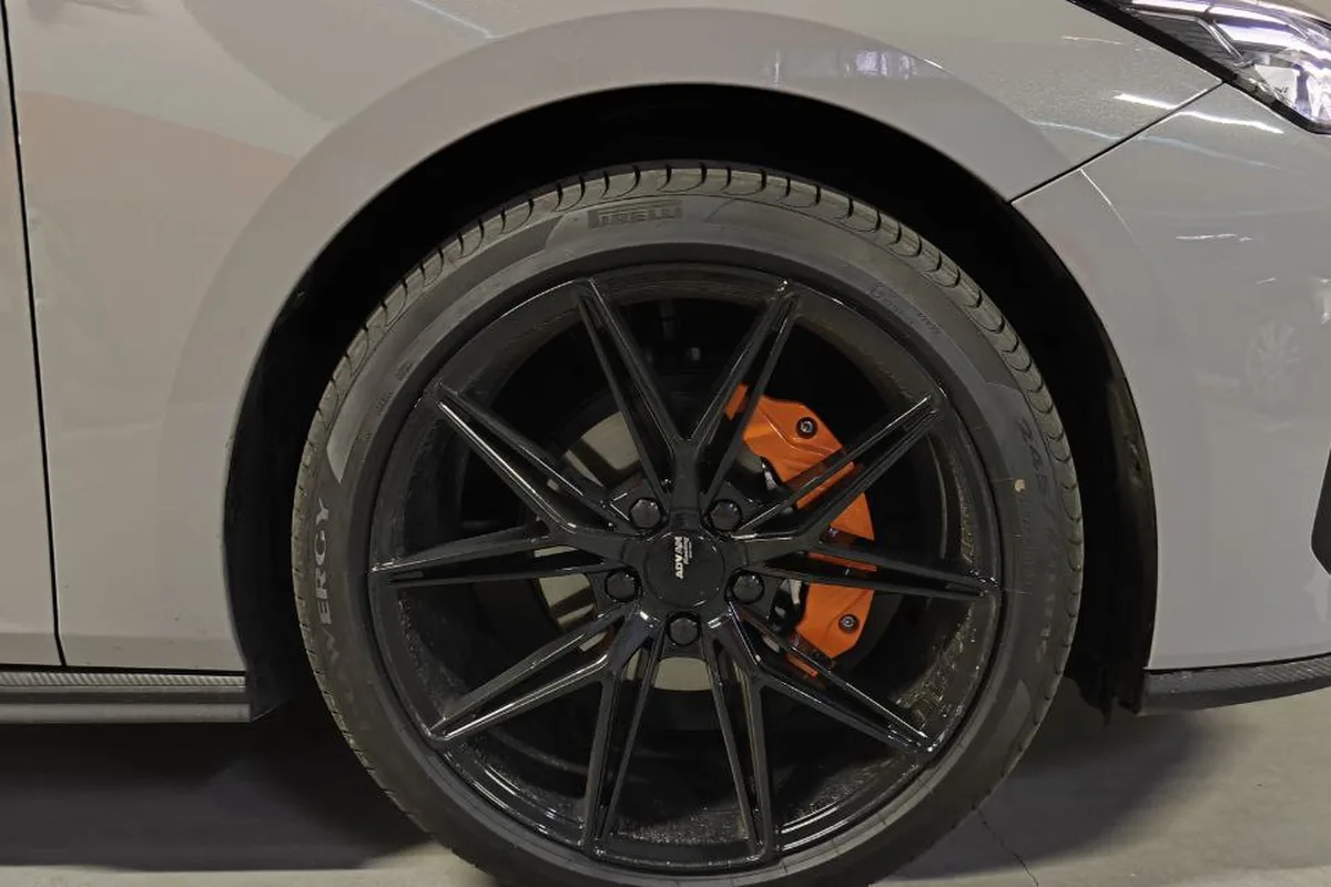 Шина 245/40 R19 на Changan UNI-V, вид в арке