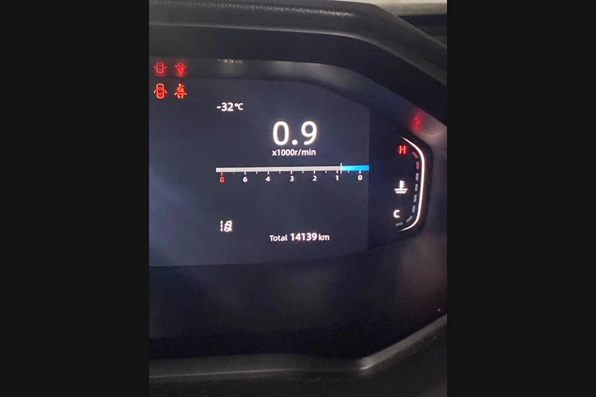 Приборная панель Changan при −32 °C на холостом ходу, шкала температуры мотора пустая