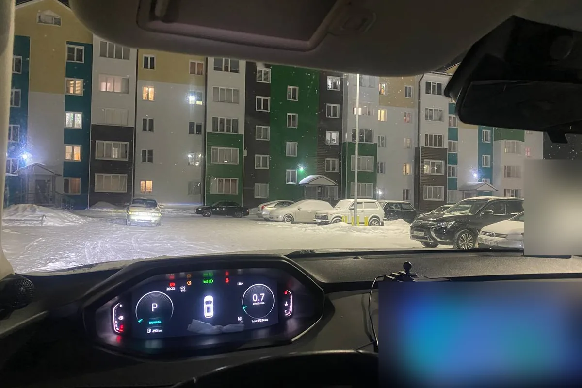 Салон Changan ночью зимой, приборная панель и мультимедиа во время поездки в −36