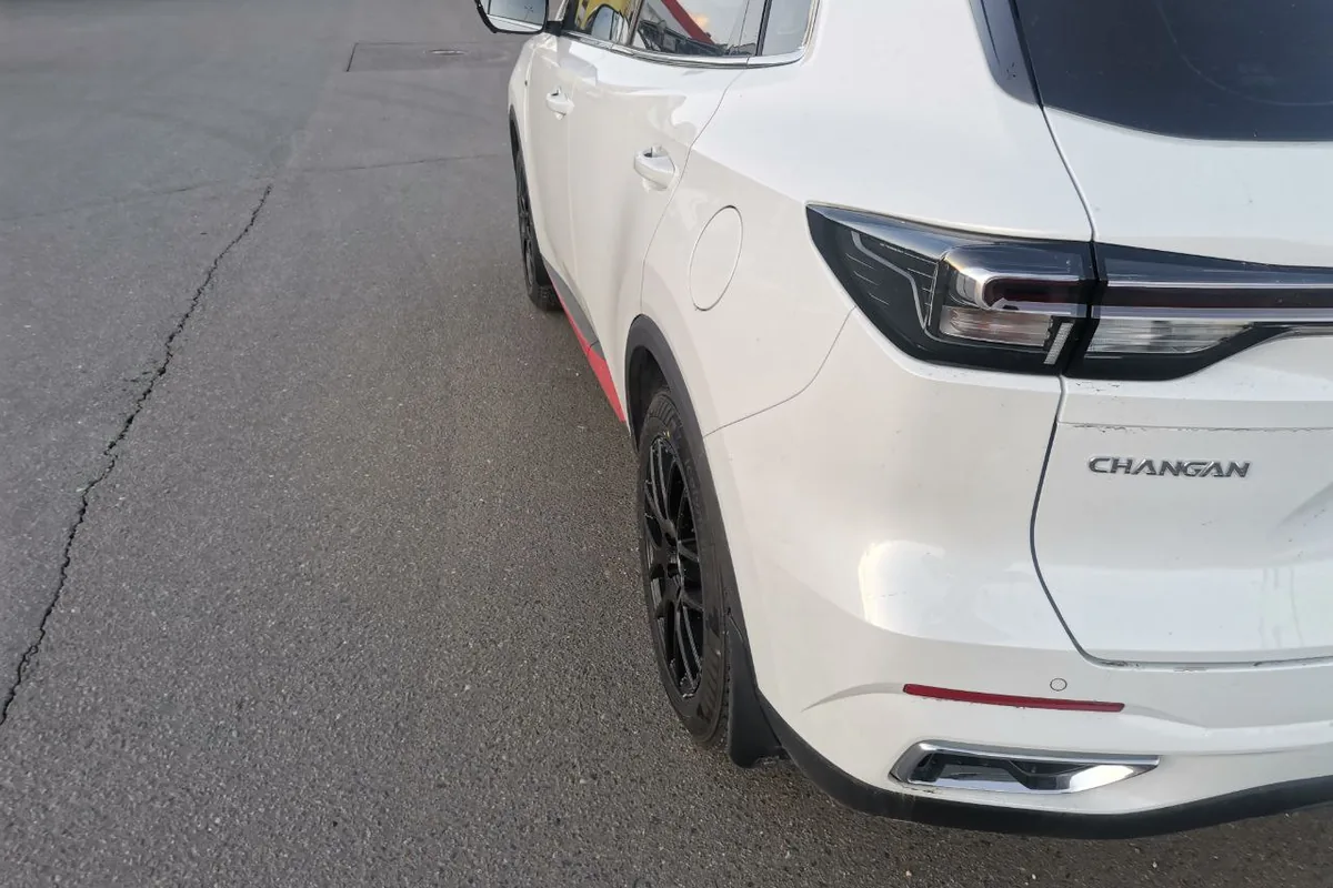 Заднее колесо Changan на чёрном 18-дюймовом диске с шипованной шиной 225/60 R18