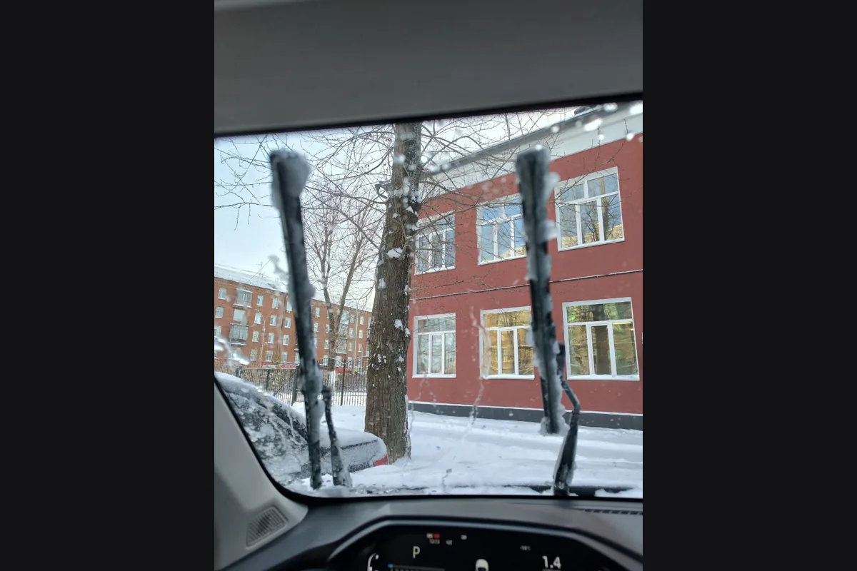 Обледеневшие щётки стеклоочистителя Changan в сервисном положении