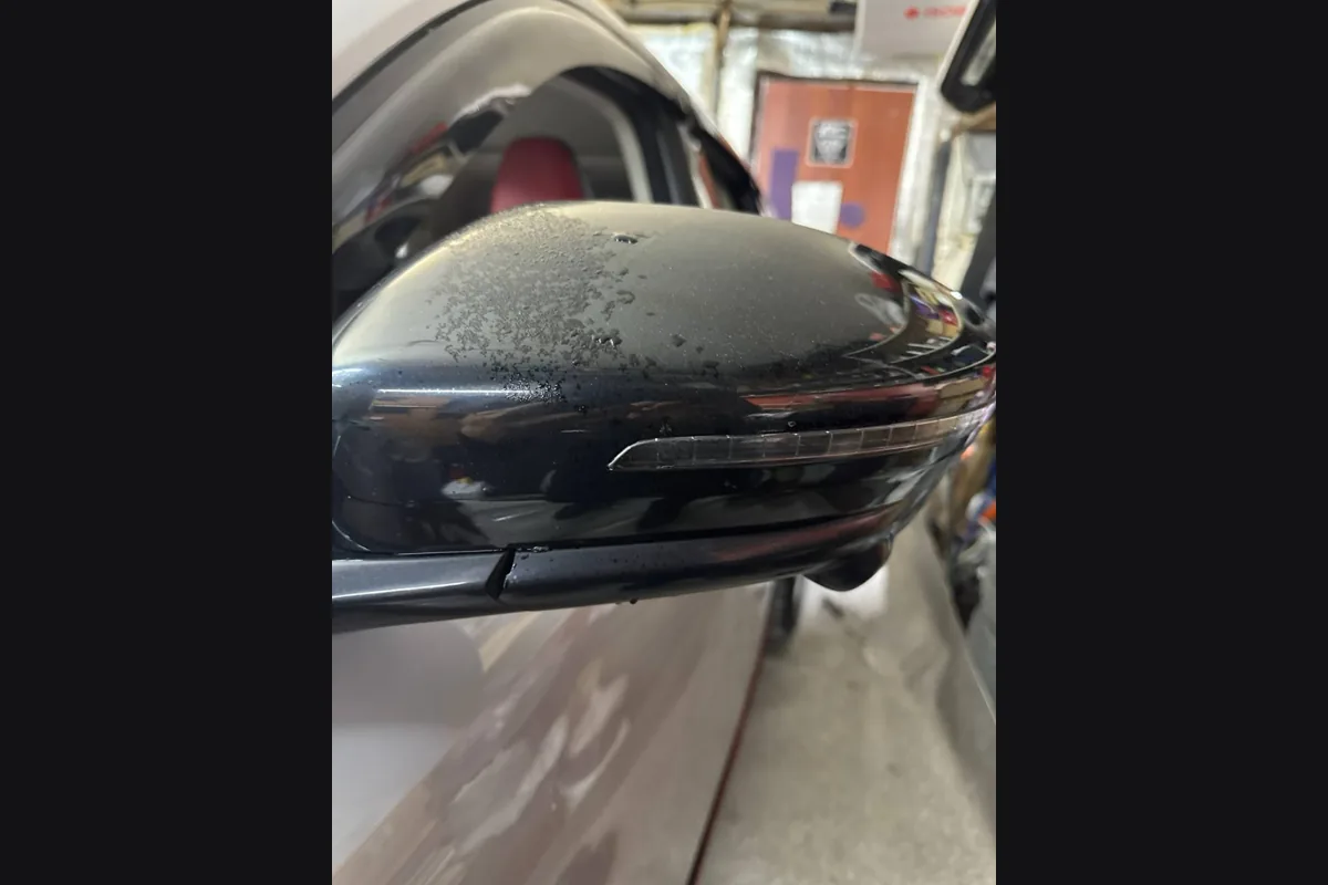 Сколотый пластик корпуса бокового зеркала Changan после складывания на лёд