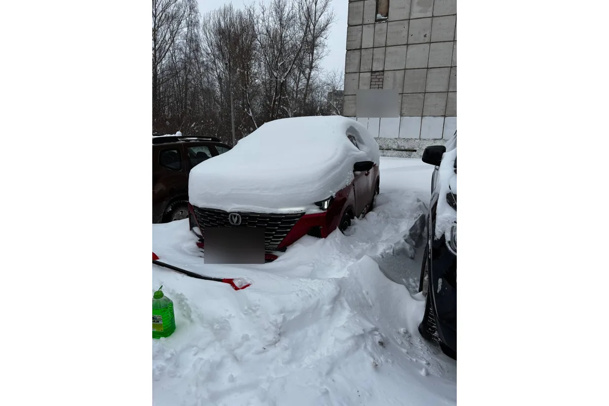 Changan под сугробом во дворе после снегопада зимой в Перми