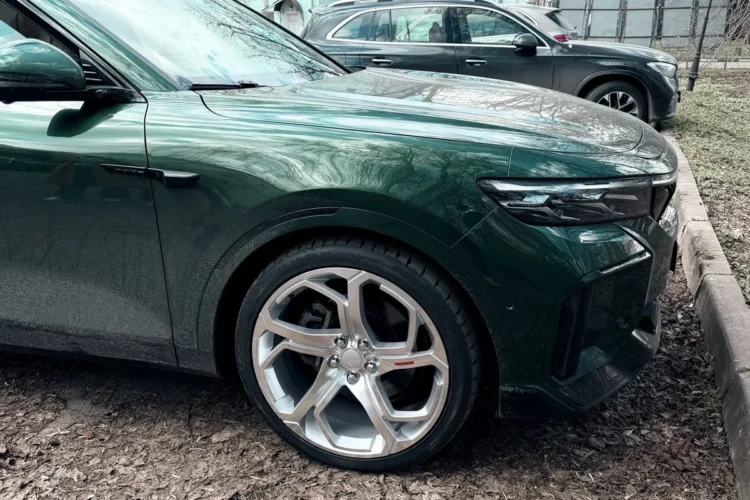 Voyah Free на дисках R22 от Range Rover