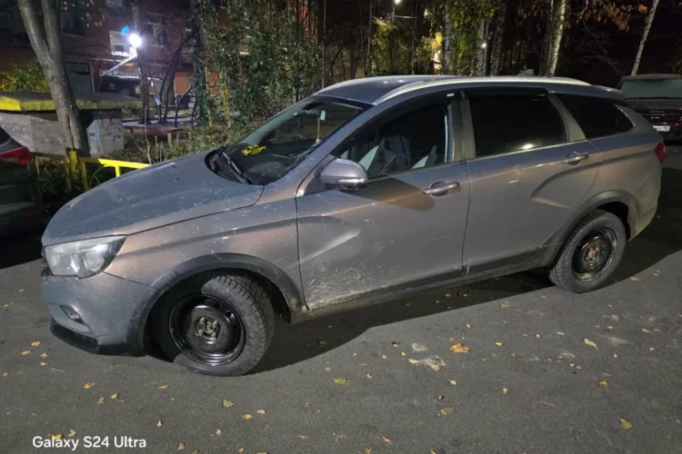Лада Веста на штампованных дисках пятнадцатого диаметра с зимней резиной