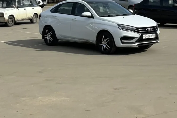Лада Веста на литых дисках Alcasta M37 шестнадцатого диаметра
