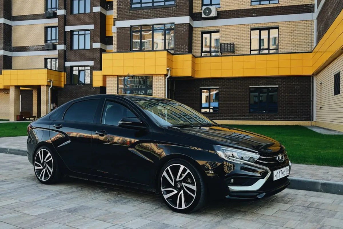 Лада Веста на восемнадцатидюймовых дисках Subaru Levorg