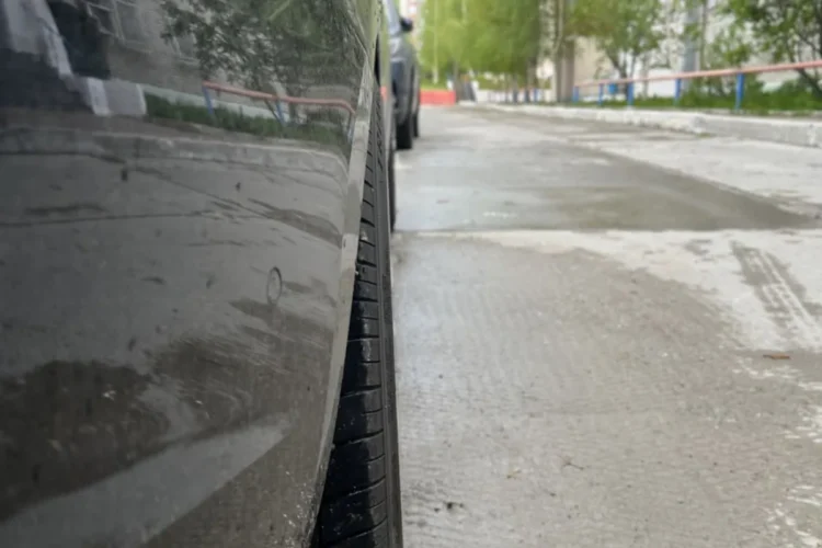 Шина 215/40 R18 на диске Subaru, установленном на Ладу Весту