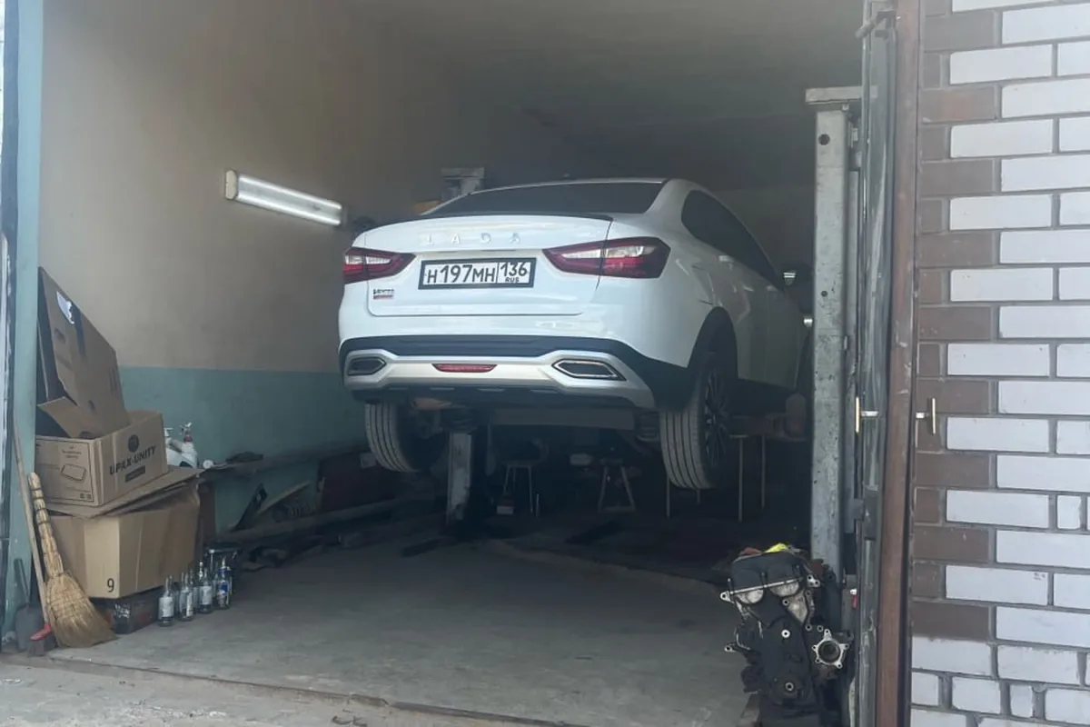 Лада Веста в гараже