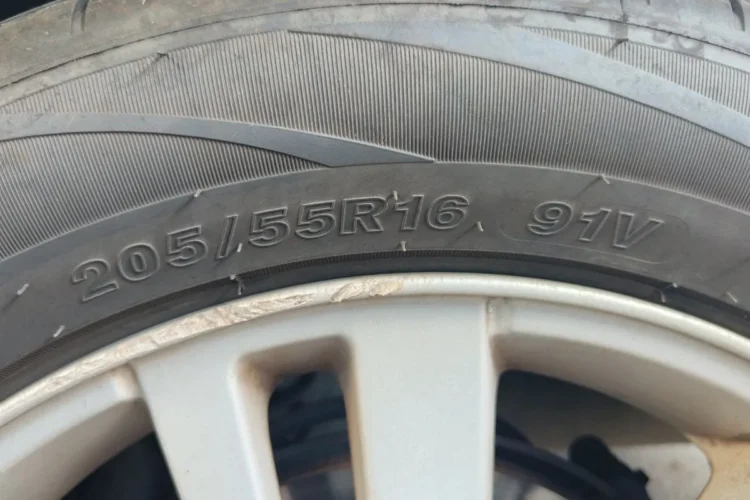 Крупный план боковины шины 205 55 R16 индекс 91V