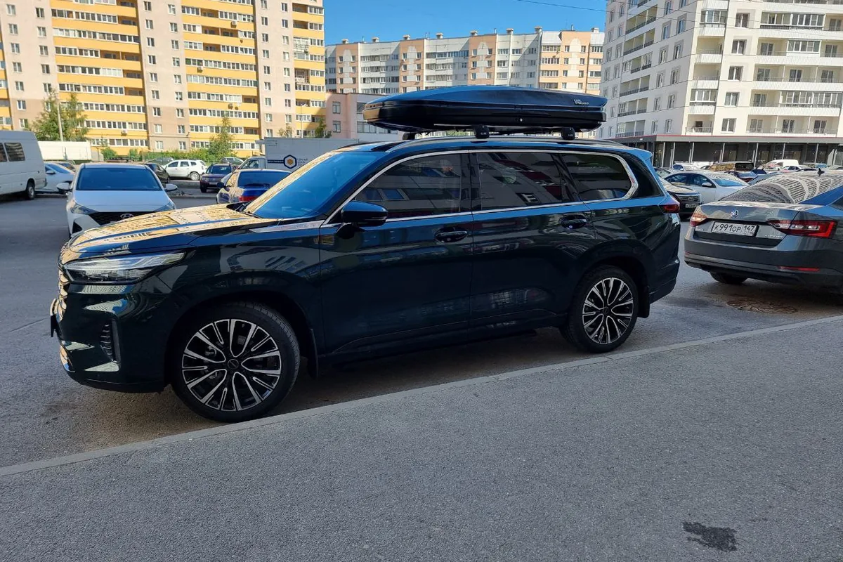 Автомобиль с боксом на крыше