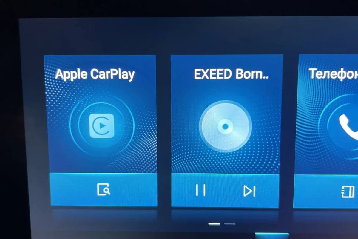 Главный экран с иконкой Apple CarPlay