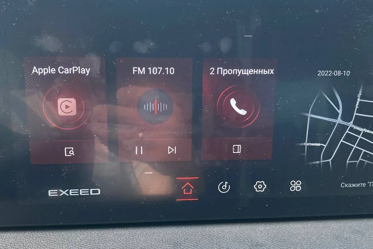 CarPlay с картой на штатном экране