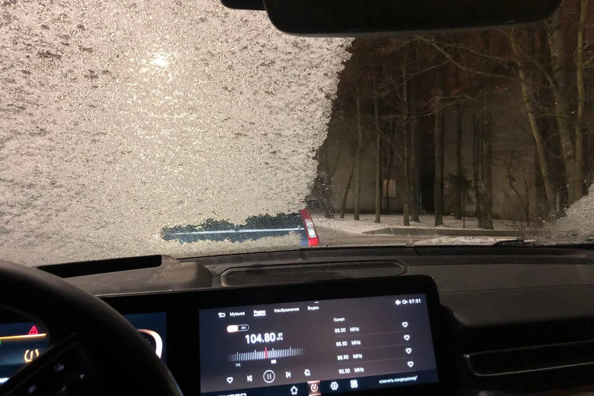 Дворник на обледеневшем стекле