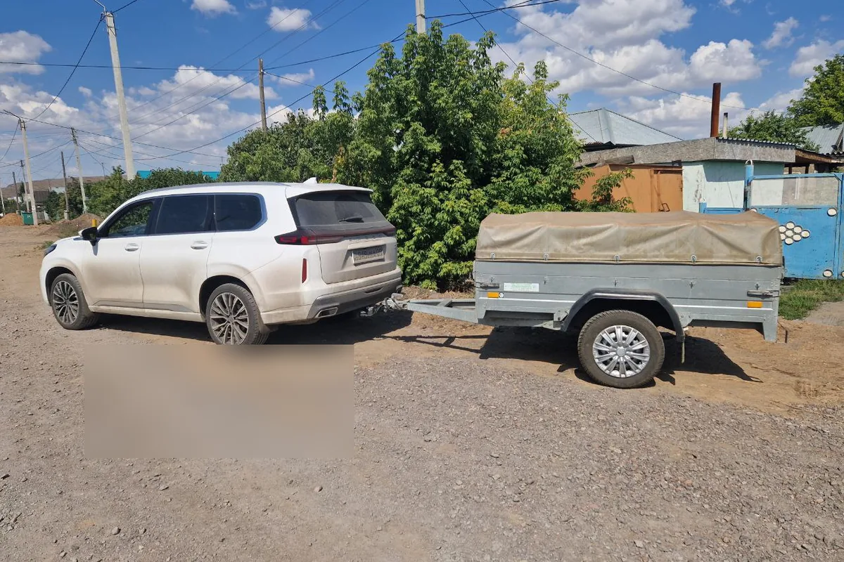 Автомобиль с прицепом на грунтовой площадке