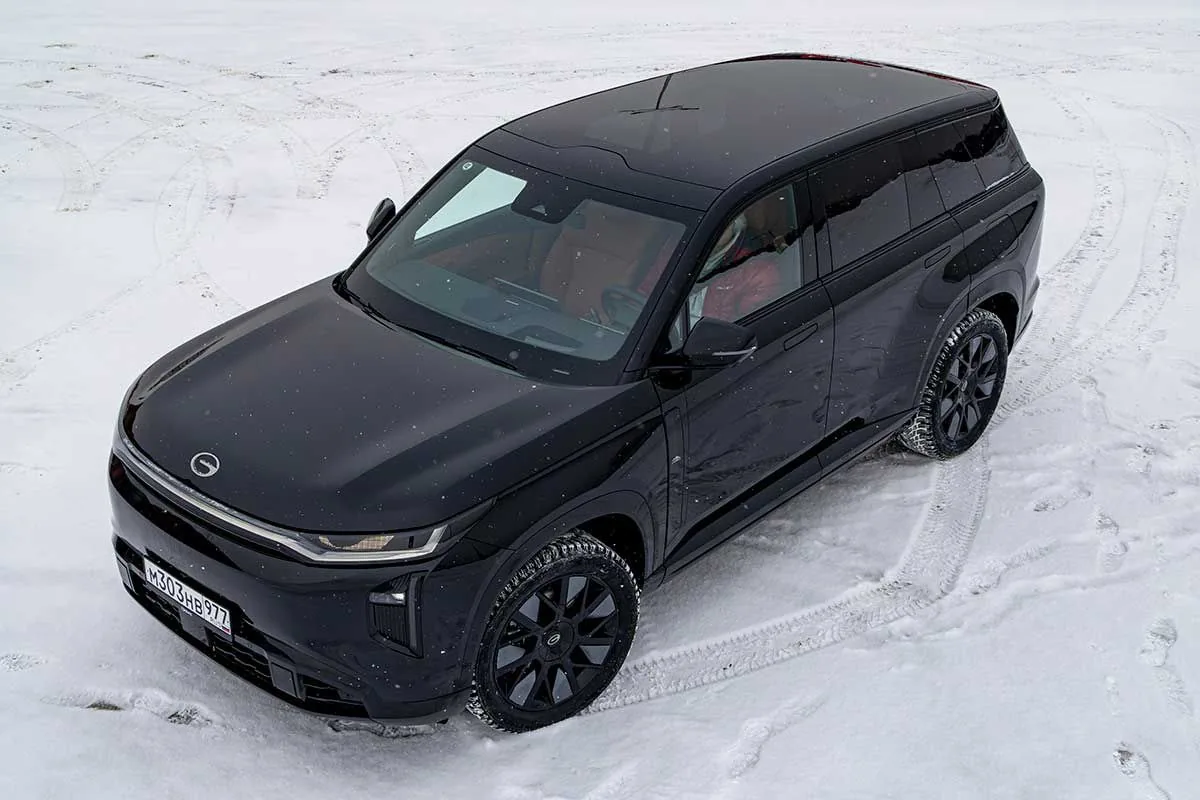 Exeed VX на заснеженной дороге