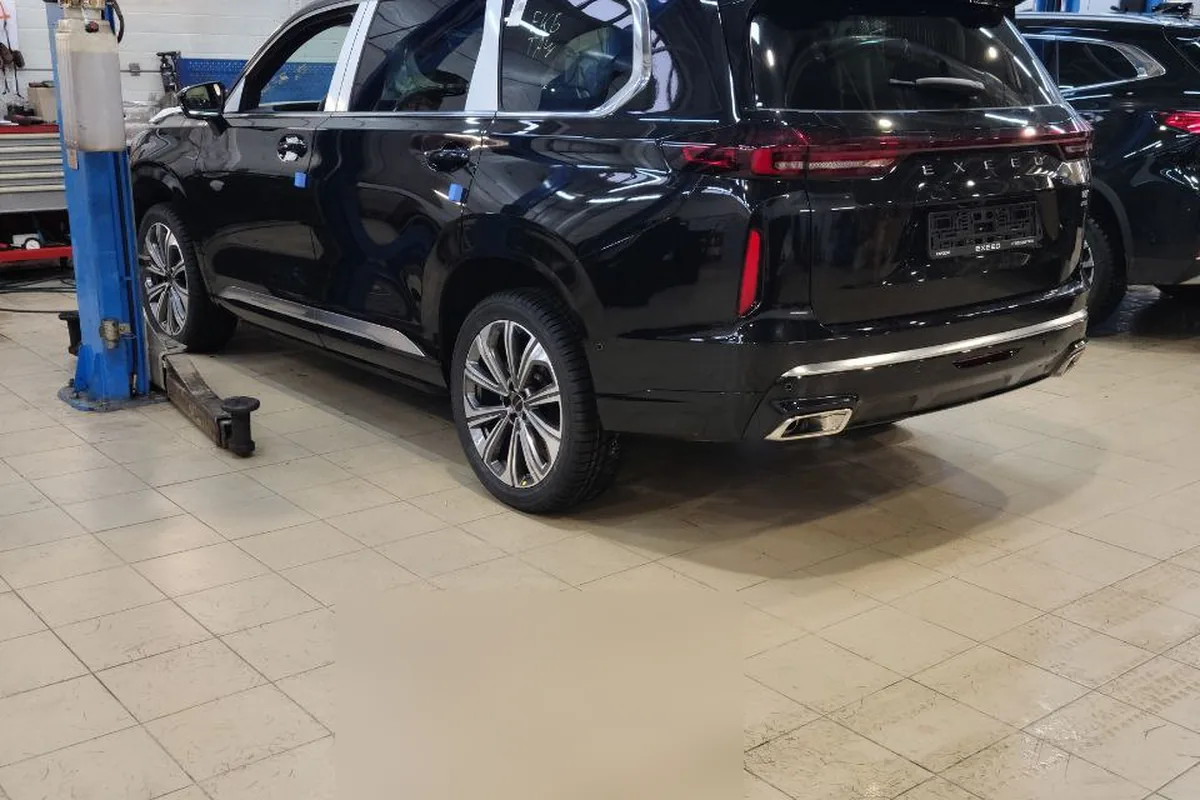 Автомобиль на подъёмнике в дилерском центре