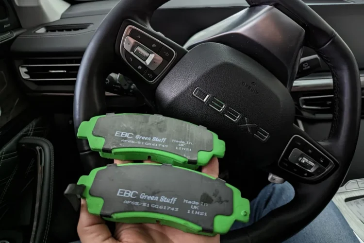 Колодки EBC Green Stuff на фоне руля Exeed