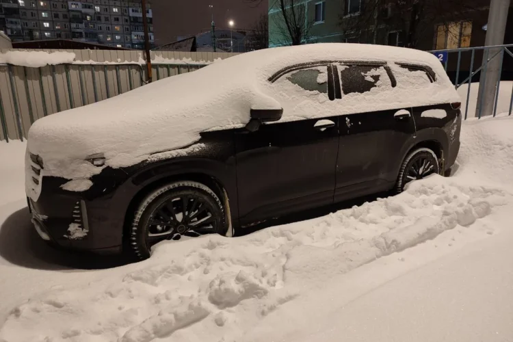 Заснеженный автомобиль на парковке