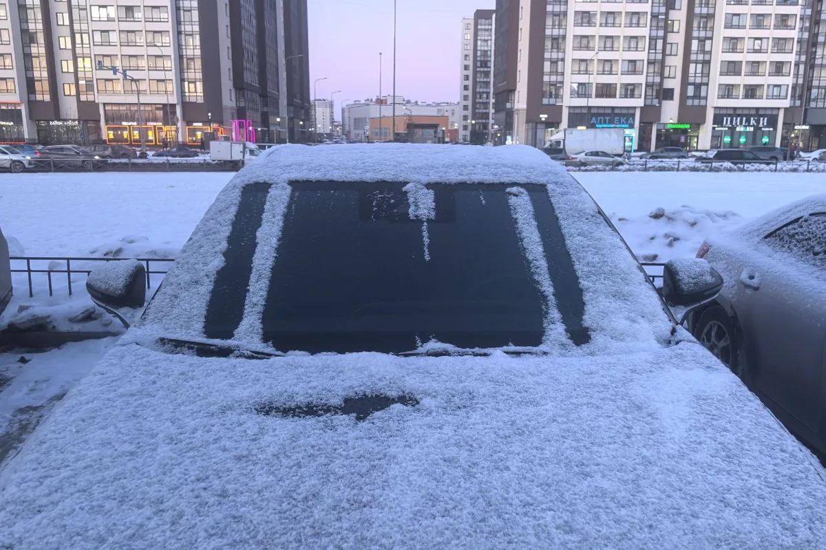 Автомобиль под слоем снега