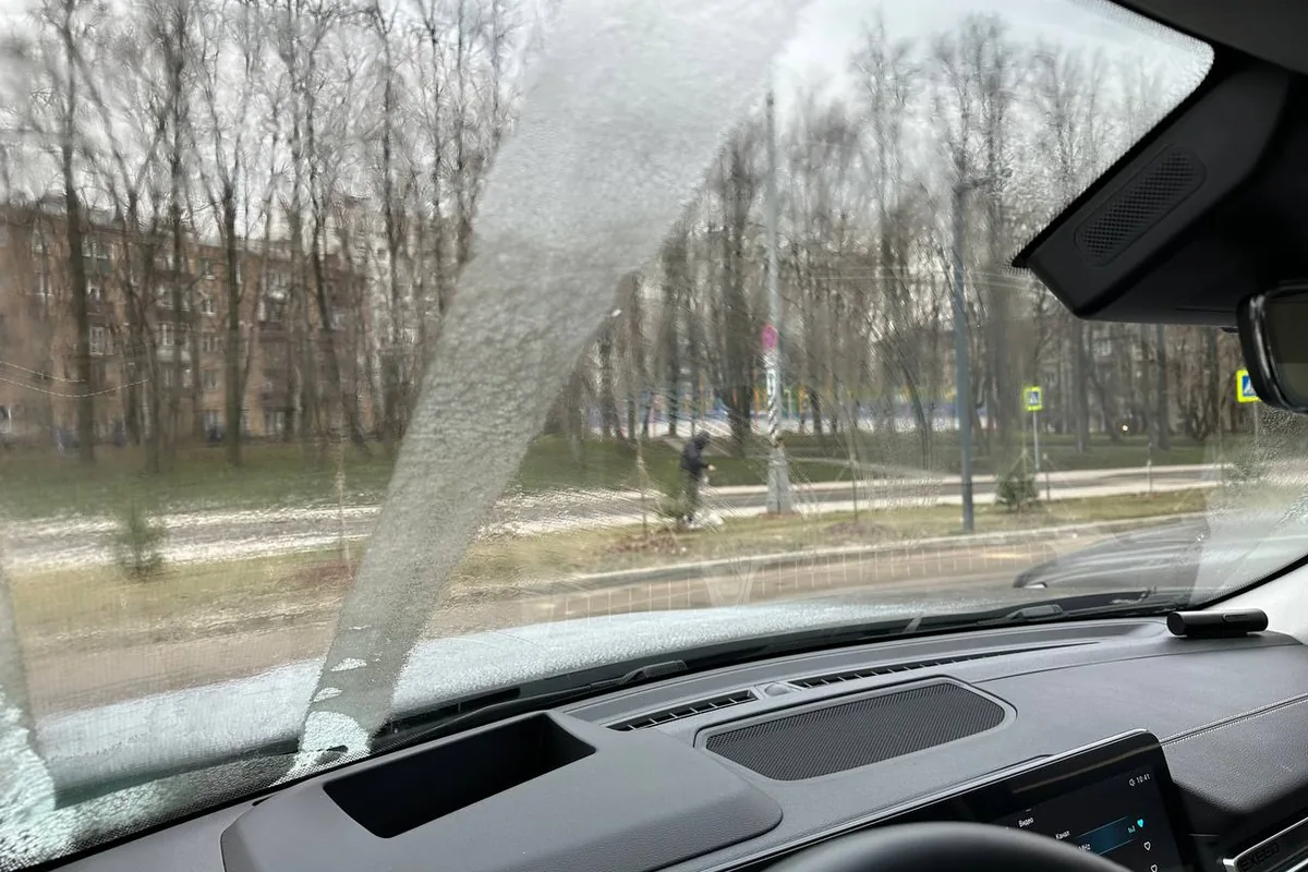 Неоттаявшая полоса на лобовом стекле Exeed VX