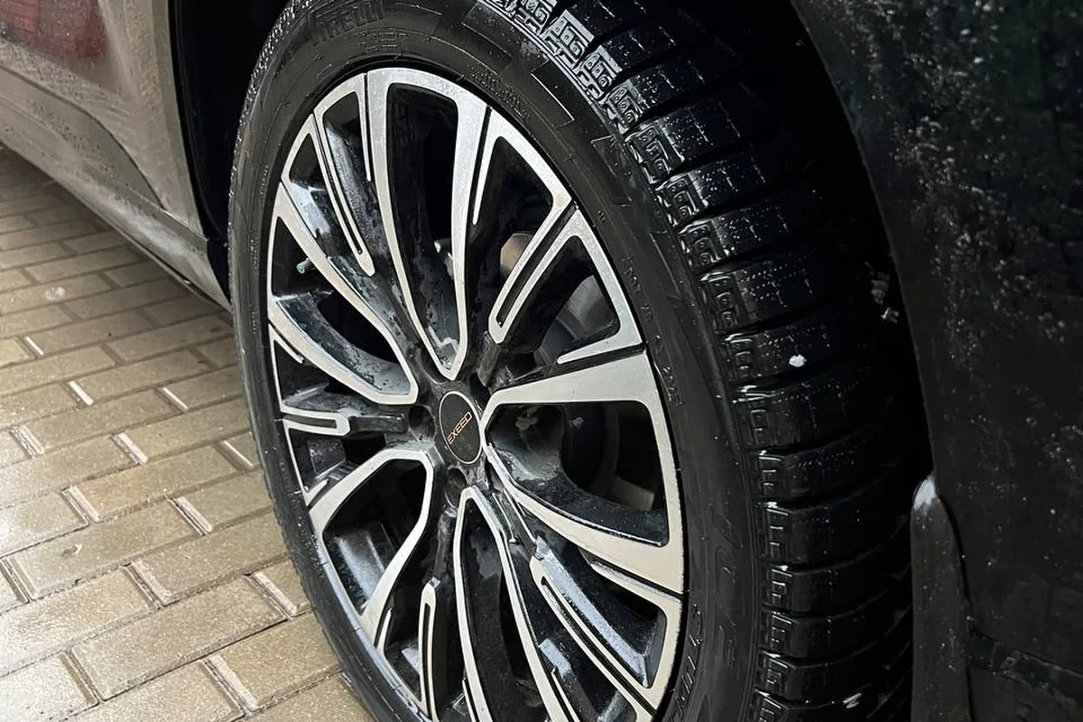 Зимняя шина Pirelli 255/45 R20 на Exeed VX