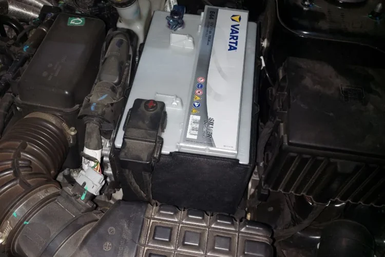 Новый аккумулятор, установленный под капотом Jetour X70 Plus