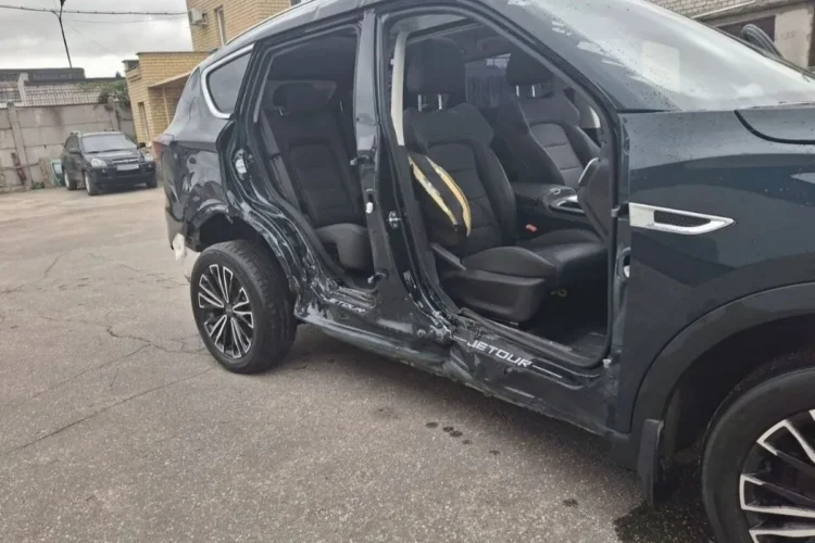 Повреждённая левая сторона Jetour X70 Plus с открытыми дверями
