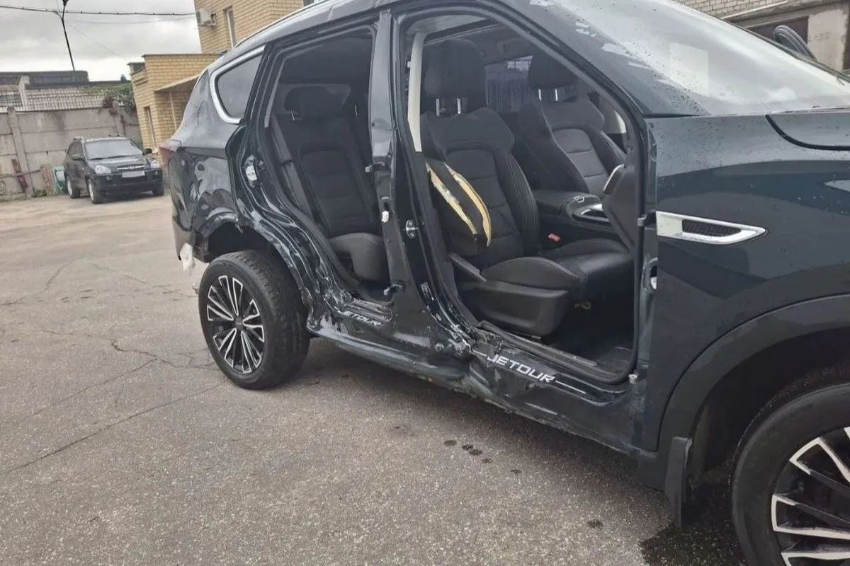 Повреждённая левая сторона Jetour X70 Plus с открытыми дверями