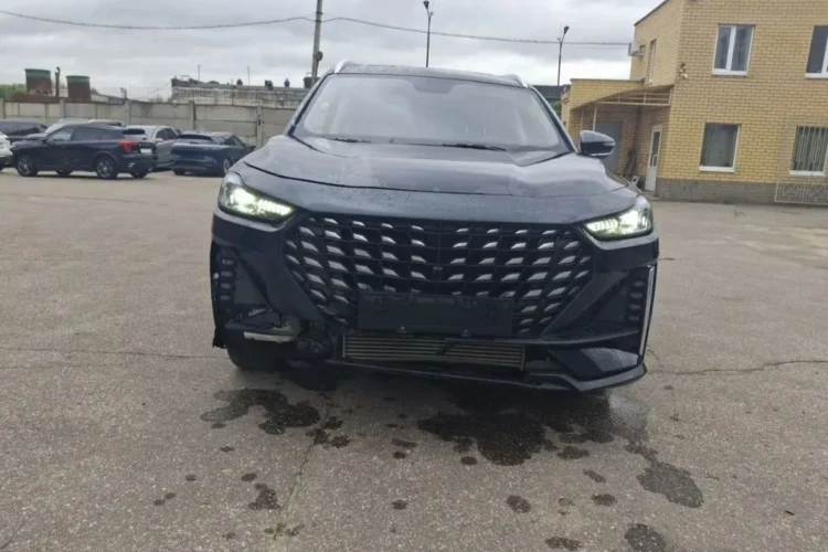 Jetour X70 Plus спереди на площадке осмотра после ремонта