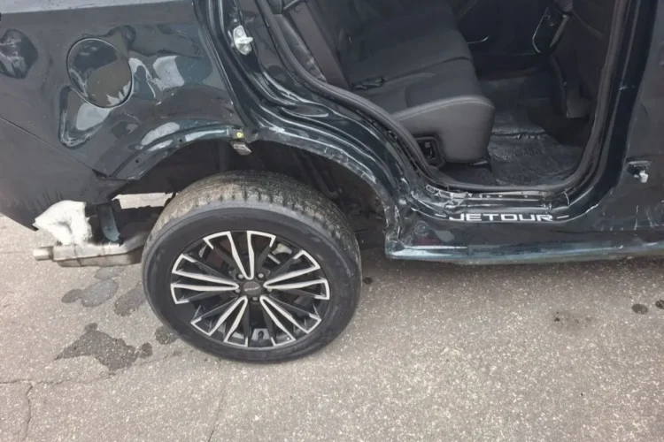 Порог и колёсная арка Jetour X70 Plus с последствиями бокового удара