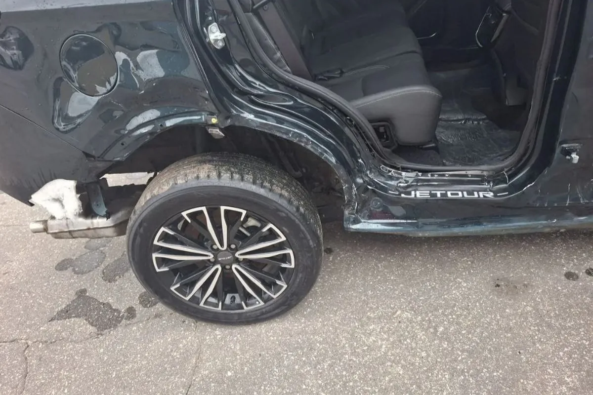 Порог и колёсная арка Jetour X70 Plus с последствиями бокового удара