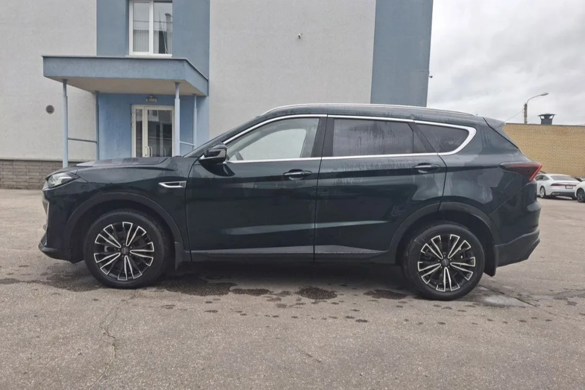 Jetour X70 Plus в профиль на площадке осмотра