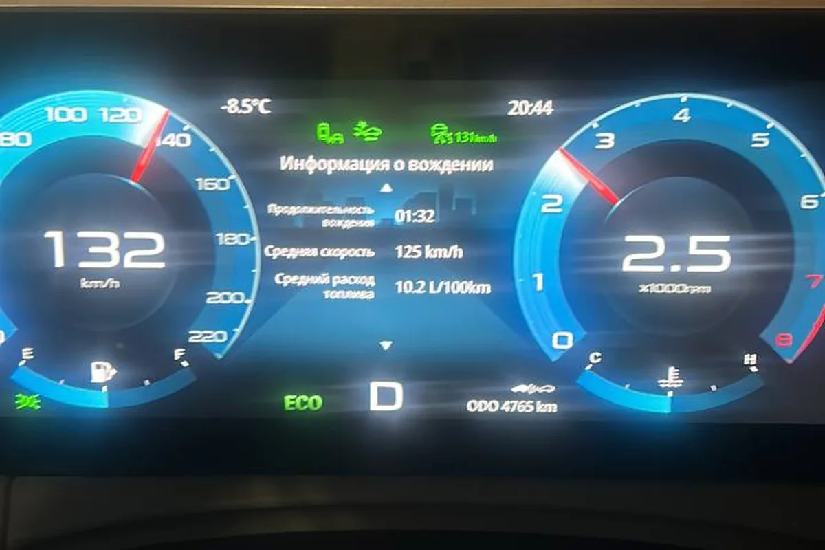 Приборная панель Jetour X70 Plus на трассе при 132 км/ч
