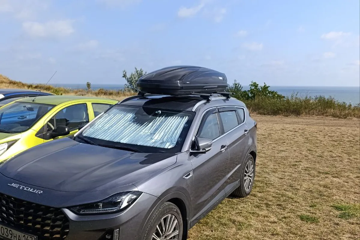 Jetour X70 Plus с боксом на крыше на берегу моря