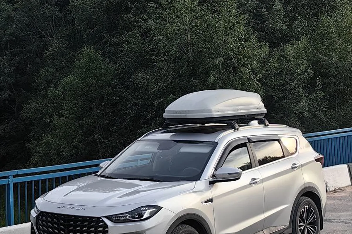 Jetour X70 Plus с автомобильным боксом на крыше