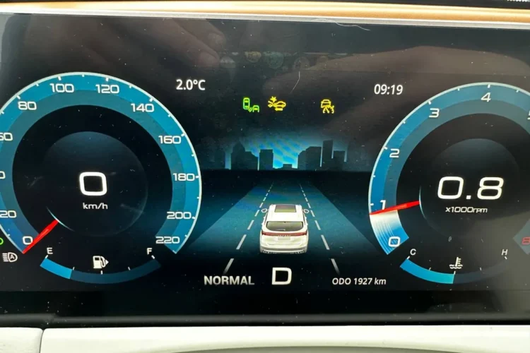 Приборная панель Jetour X70 Plus с жёлтыми значками ассистентов