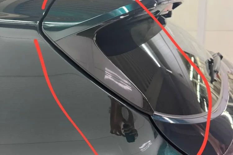 Обведённый маркером дефект на крышке багажника Jetour X70 Plus