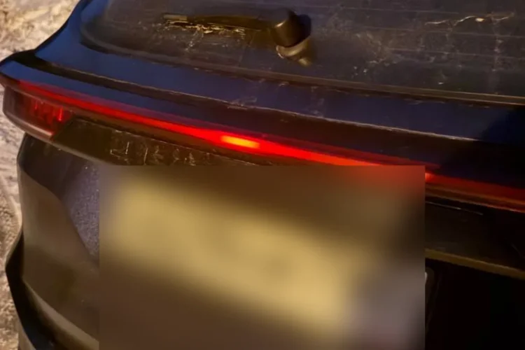 Задний фонарь Jetour X70 Plus с зависшей подсветкой ночью