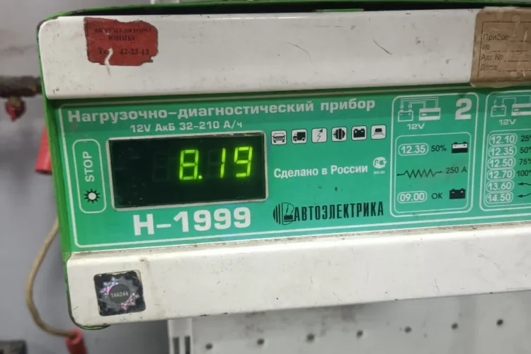 Нагрузочно-диагностический прибор подключён к аккумулятору