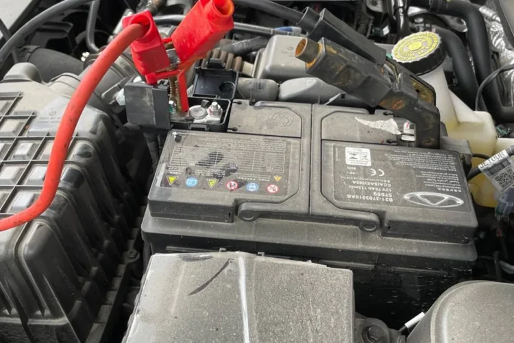 Прикуривание Jetour X70 Plus от внешнего источника