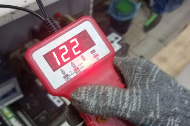 Тестер аккумулятора показывает напряжение 12,2 вольта