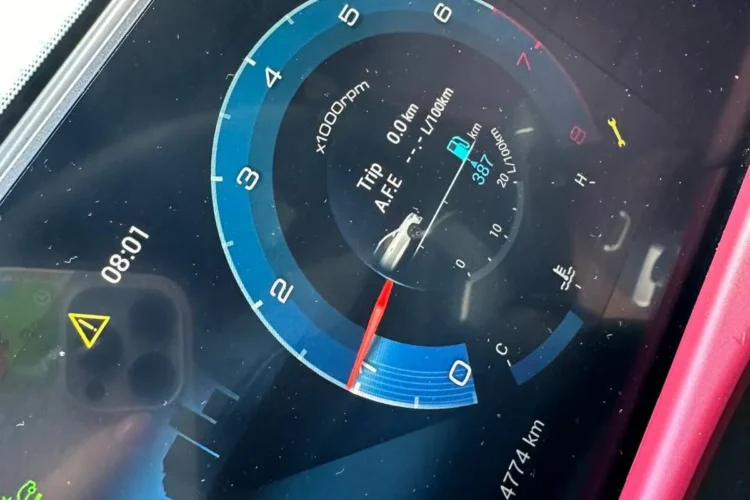 Приборная панель Jetour X70 Plus с жёлтым предупреждающим треугольником