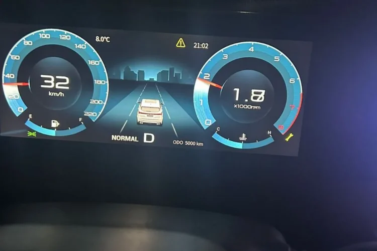 Приборная панель Jetour X70 Plus ночью с предупреждающим значком